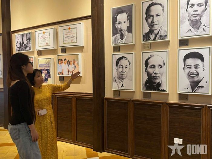 Khách tham quan tại Di tích 48 Hàng Ngang.