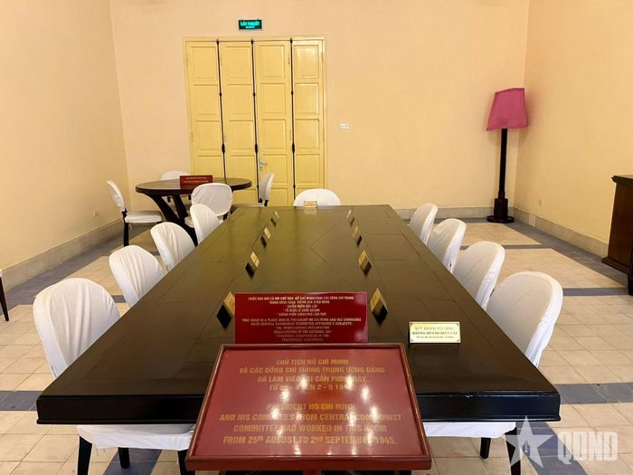 Căn phòng làm việc của Chủ tịch Hồ Chí Minh và các đồng chí trong Trung ương Đảng.