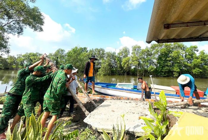 Đồn Biên phòng Cửa khẩu Cảng Năm Căn cùng nhân dân sửa chữa giao thông nông thôn để người dân đi lại thuận tiện hơn.