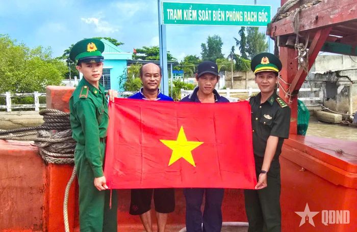 Ngoài công tác tuyên truyền cho ngư dân chấp hành pháp luật, các đơn vị trong BĐBP tỉnh Cà Mau còn tặng cờ Tổ quốc để ngư dân chào mừng Ngày Quốc khánh khi tham gia đánh bắt trên biển.