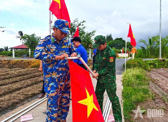 Hải đội Biên phòng 2 cùng đoàn thanh niên địa phương dựng cờ Tổ quốc chào mừng Quốc khánh 2-9.