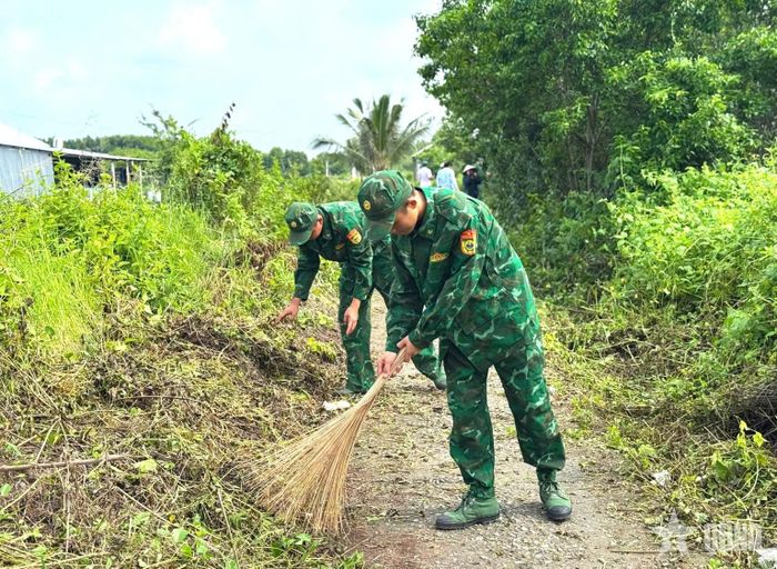 Đồn Biên phòng Khánh Tiến dọn dẹp vệ sinh cảnh quan môi trường trên địa bàn.