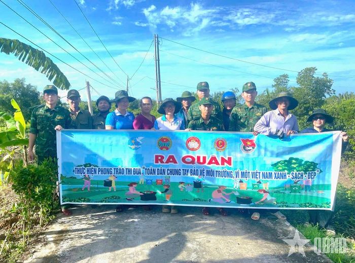 Tuổi trẻ các Đồn Biên phòng phối hợp cùng địa phương ra quân tổng dọn vệ sinh môi trường chào mừng Ngày Quốc khánh 2-9.