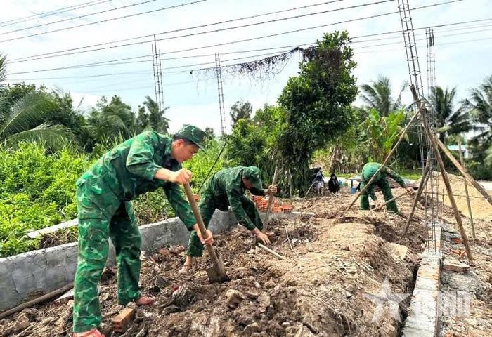 Đồn Biên phòng Khánh Hội hỗ trợ san lắp mặt bằng xây nhà cho người có công trên địa bàn.