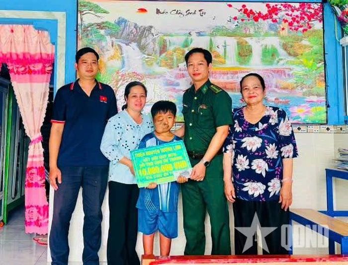 Đồn Biên phòng Cái Đôi Vàm trao học bổng tặng các em học sinh trong chương trình “Nâng bước em tới trường - Con nuôi đồn biên phòng” mà đơn vị phụ trách.