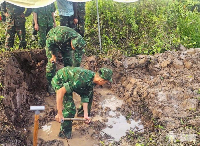 Đồn Biên phòng Cái Cùng phối hợp cùng địa phương tổ chức tìm kiếm, quy tập hài cốt liệt sĩ trên địa bàn đơn vị phụ trách.