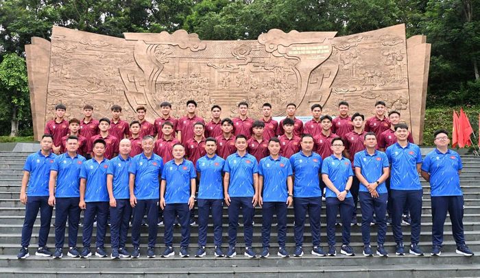 Các thành viên đội tuyển U20 Việt Nam tham quan Khu di tích lịch sử Đền Hùng trước giải đấu. Ảnh: VFF