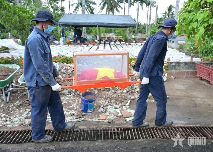 Đưa hài cốt liệt sĩ đến khu vực thực hiện lấy mẫu sinh phẩm.