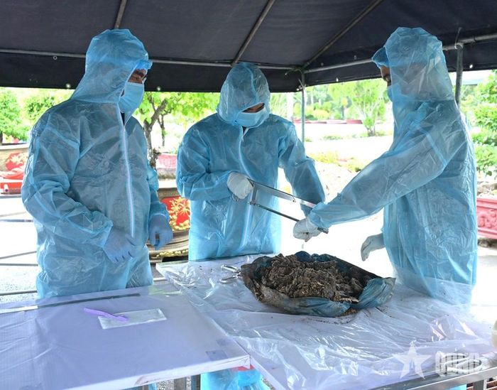 Cán bộ, chiến sĩ Đội K91 thực hiện quy trình lấy mẫu sinh phẩm.