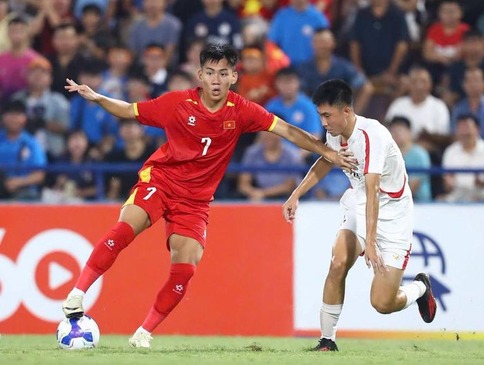 Một pha bóng trong trận U20 Việt Nam gặp U20 CHDCND Triều Tiên. Ảnh: VFF 