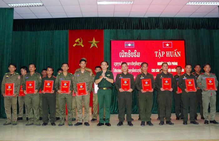Đại tá Phan Văn Thí-Phó Chỉ huy trưởng, Tham mưu trưởng BĐBP thành phố Đà Nẵng trao chứng chỉ cho cán bộ QĐND Lào tham gia lớp tập huấn nghiệp vụ Biên phòng.