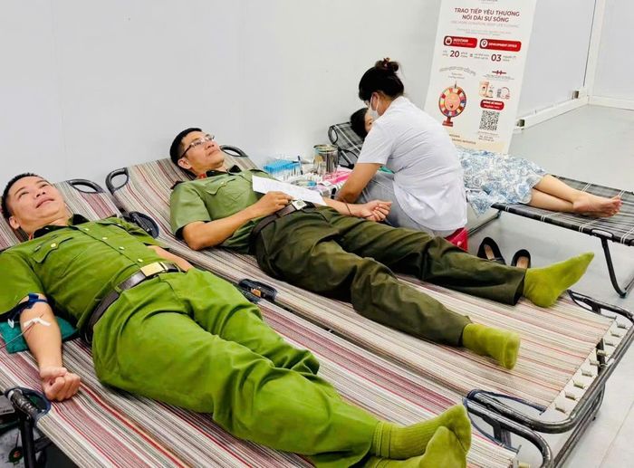 Cán bộ chiến sĩ Công an xã Duy Nghĩa tham gia hiến máu.