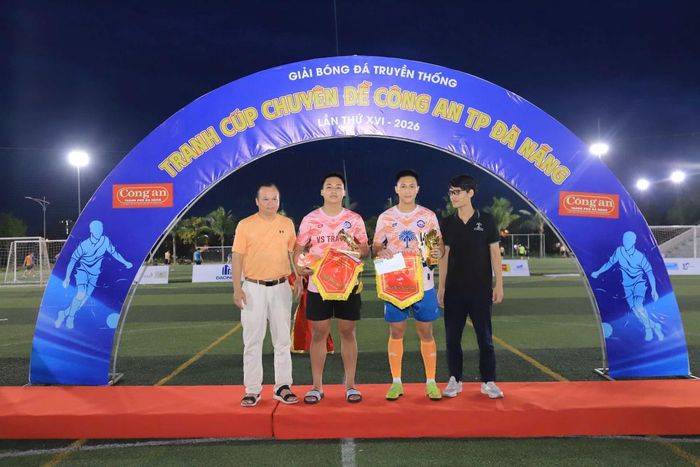 Ban Tổ chức trao giải thưởng cá nhân Vua phá lưới và Thủ môn xuất sắc nhất giải