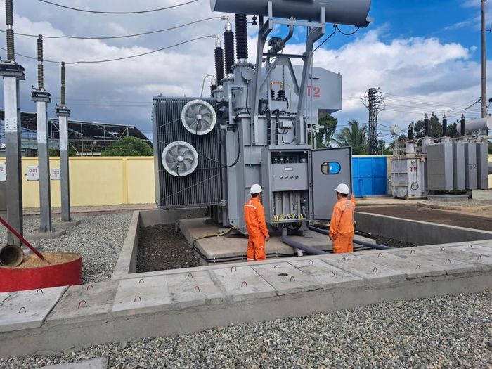 Kiểm tra thiết bị trước khi đóng điện nâng công suất trạm biến áp 110kV Ea Kar (Đắk Lắk).