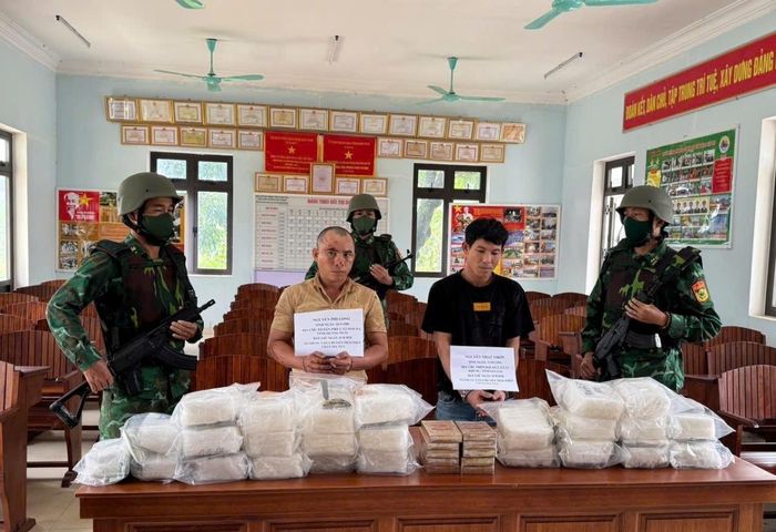 Các đối tượng cùng tang vật tại cơ quan biên phòng