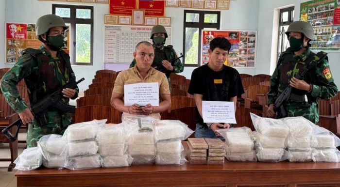 Hai đối tượng Nguyễn Nhất Nhơn và Nguyễn Phi Long bị bắt giữ cùng tang vật 28,8kg ma túy.