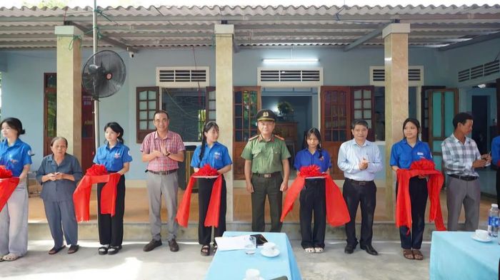 Khánh thành, bàn giao nhà tình nghĩa cho gia đình có công tại xã Đan Điền.