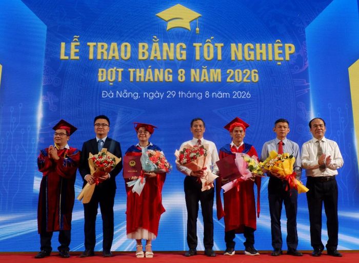 Lãnh đạo Trường ĐHBK Đà Nẵng trao bằng tốt nghiệp cho các tân Tiến sĩ.