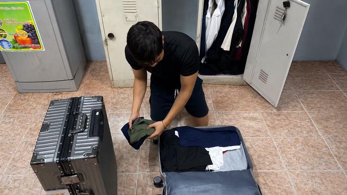 Quốc Duy sắp xếp hành lý chuẩn bị di chuyển bằng xe máy về quê Thanh Hóa.