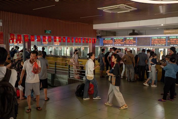 Hành khách chờ làm thủ tục, mang theo hành lý chuẩn bị cho chuyến về quê dịp nghỉ lễ.