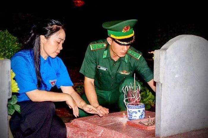 Đại úy Quàng Anh Quân cùng tuổi trẻ tỉnh Điện Biên dâng hương, tưởng niệm các Anh hùng liệt sĩ tại Nghĩa trang Liệt sĩ A1.