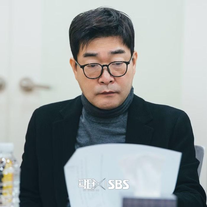 Son Hyun Joo, trong vai Bu Seung Kwon, Giám đốc chi nhánh Bệnh viện Đại học Guseo, đã trở thành trụ cột của bộ phim nhờ khí chất mạnh mẽ toát ra chỉ qua ánh mắt.