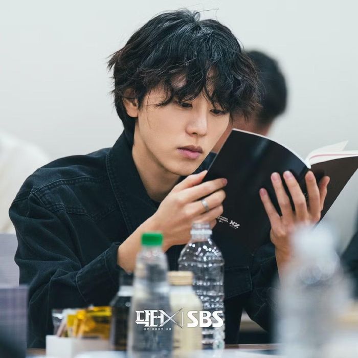 Kim Woo Seok đảm nhận vai thực tập sinh "ngậm thìa bạc" Park Tae Kyung, khơi dậy sự mong chờ nhờ "phản ứng hóa học" đầy thú vị giữa anh và người hướng dẫn Kim Ji Won.