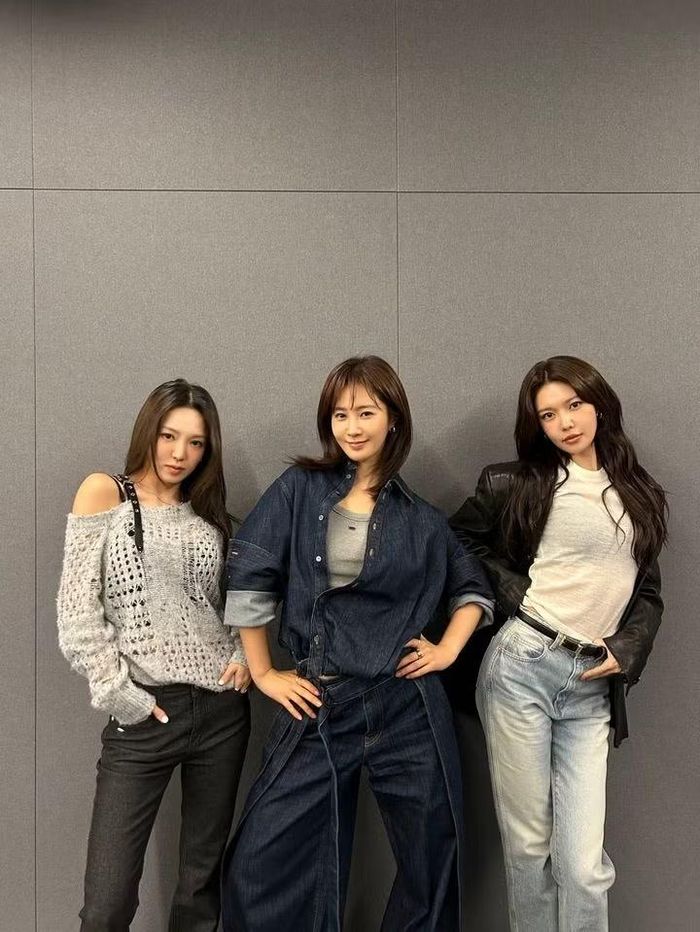 Hyoyeon, Yuri và Sooyoung hợp sức dưới tên 'HyoRiSoo' để phát hành 'Skibidi' (phát hành vào hồi 18h ngày 31/8, giờ Hàn Quốc). Đĩa đơn này bao gồm hai ca khúc: bài hát chủ đề "Skibidi" và ca khúc phụ "Lowkey In Love". Video trình diễn cho bài hát chủ đề cũng sẽ được ra mắt đồng thời cùng với các bản audio trên kênh YouTube chính thức của SMTOWN. Hyorisu là nhóm nhạc dự án bắt nguồn từ "Fake Kim Hyo-yeon", một loạt video trên kênh YouTube của Hyoyeon. Sự cạnh tranh đầy vui nhộn giữa các thành viên cho vị trí hát chính và vị trí trung tâm (center) đã thu hút sự quan tâm của công chúng, cuối cùng dẫn đến việc phát hành sản phẩm âm nhạc chính thức. Họ đang nhận được nhiều lời khen ngợi nhờ mang đến luồng năng lượng mới mẻ, kết hợp giữa phong thái điềm tĩnh, dày dạn kinh nghiệm của những thần tượng kỳ cựu, những người sắp kỷ niệm 20 năm hoạt động vào năm tới với phong cách tự trào đầy hóm hỉnh.