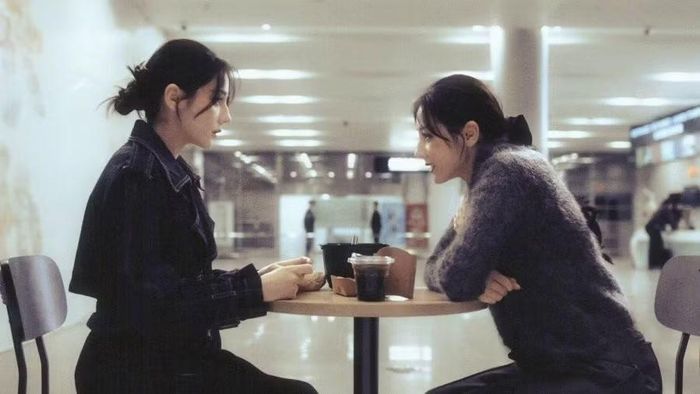 Khán giả đang rất mong chờ diễn xuất với vai nữ chính song trùng của Địch Lệ Nhiệt Ba trong bộ phim truyền hình ngắn tập (6 tập) thuộc thể loại giật gân, tâm lý xã hội, "A Duet in Blue" (Tạm dịch: "Mặc dù không thể đồng thời có được tất cả"), đóng cặp cùng Trần Hạo Sâm. Phim được chuyển nhượng bản quyền và chuyển thể từ cuốn tiểu thuyết Nhật Bản "Blue, Another Blue" của nhà văn Yamamoto Fumio. Câu chuyện xoay quanh nhân vật Vi Lam (do Địch Lệ Nhiệt Ba thủ vai), người bất ngờ gặp một phiên bản song trùng giống hệt mình từ một thế giới khác. Cả hai quyết định tráo đổi cuộc sống để chạy trốn khỏi những bế tắc cá nhân, từ đó dẫn đến những vòng xoáy định mệnh và khám phá sâu sắc về bản ngã, cũng như sự tự do. Trước đó, bộ phim điện ảnh "Kung Fu Soccer" mà Địch Lệ Nhiệt Ba đóng chính, phát hành vào ngày 11/7 đã "làm mưa làm gió" tại các rạp chiếu.