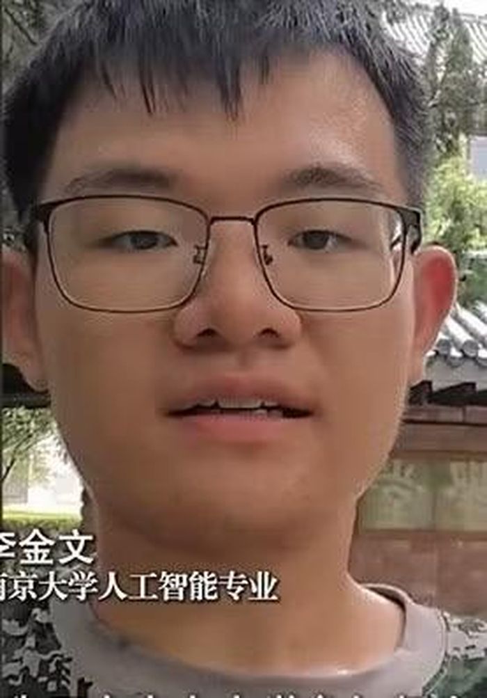 Trong khi đó, người anh cả Li Jinwen đã bắt đầu khóa huấn luyện quân sự tại Đại học Nam Kinh. Dù cách xa nhau, anh vẫn gửi lời động viên: "Anh mong hai em sẽ học tập chăm chỉ và đạt kết quả xuất sắc, luôn giữ vững tinh thần chân thành, giản dị và khoáng đạt, đồng thời trở thành những người có năng lực, tự lập trong cuộc sống".