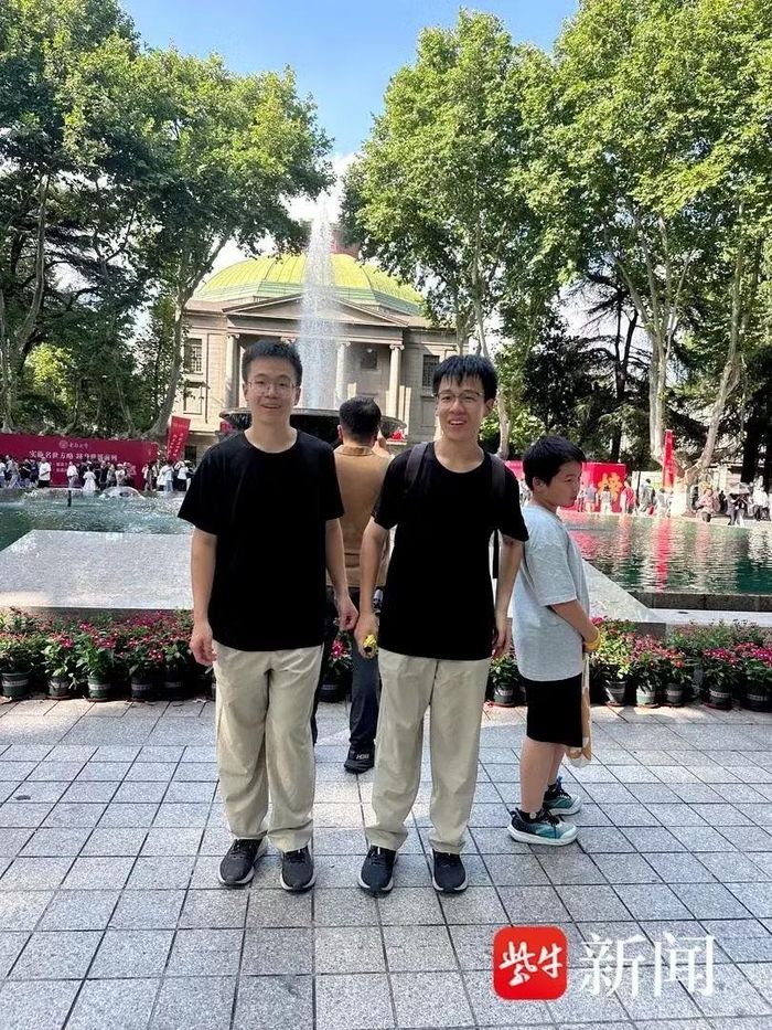 Li Jinwu đã hoàn tất thủ tục nhập học tại Đại học Đông Nam (Southeast University), với sự hỗ trợ đặc biệt từ người em trai Lijinjie (bên phải). "Ba anh em chúng tôi chọn ngành kỹ thuật để dễ tìm việc làm hơn. Cha mẹ đều là những người lao động chân tay bình thường, việc theo học các chương trình chất lượng tại những ngôi trường tốt là cách chúng tôi muốn san sẻ bớt gánh nặng cho họ", Li Jinjie, người em út chia sẻ với phong thái điềm tĩnh và thẳng thắn.