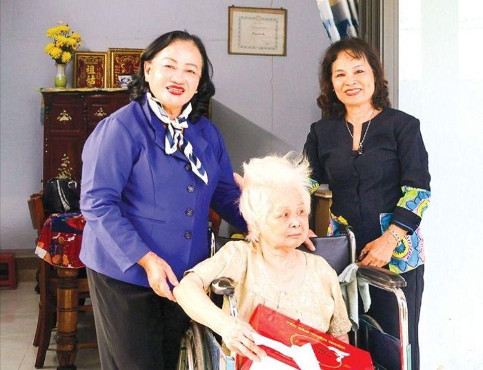 Tác giả (bên phải) cùng chị Trương Thị Hạnh (bên trái) thăm gia đình liệt sĩ chi tộc họ Trương (ẢNH: TRẦM HƯƠNG)