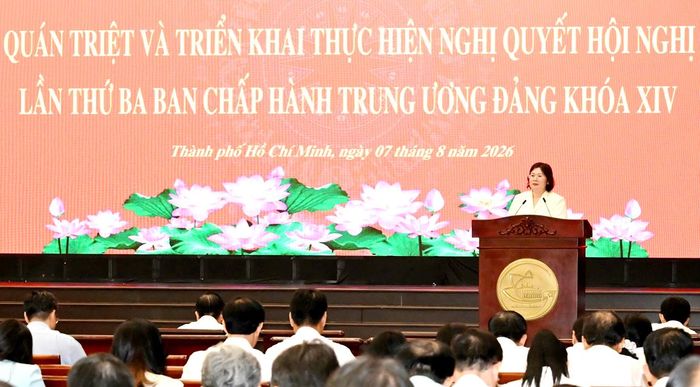 Phó Bí thư Thành ủy TPHCM Văn Thị Bạch Tuyết quán triệt các nội dung kế hoạch của Thành ủy TPHCM tại hội nghị quán triệt và triển khai thực hiện Nghị quyết hội nghị lần thứ 3 Ban Chấp hành Trung ương Đảng khóa XIV. Ảnh: VIỆT DŨNG