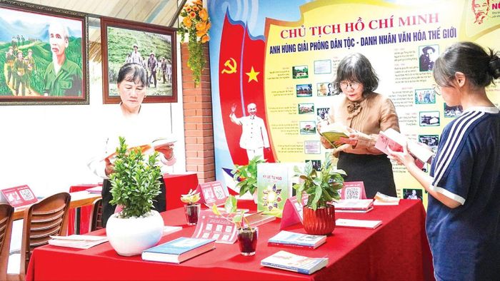  Cán bộ và người dân khu phố 11, phường Linh Xuân (TPHCM) tham quan, tìm hiểu tư liệu về Chủ tịch Hồ Chí Minh tại Không gian văn hóa Hồ Chí Minh ở điểm văn hóa cộng đồng khu phố 11 (ẢNH: PHƯƠNG UYÊN) 
