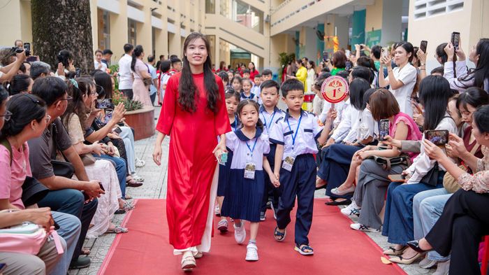 Học sinh Trường Tiểu học Nguyễn Bỉnh Khiêm (phường Sài Gòn, TPHCM) trong ngày tựu trường năm học 2026-2027. Ảnh: THU TÂM