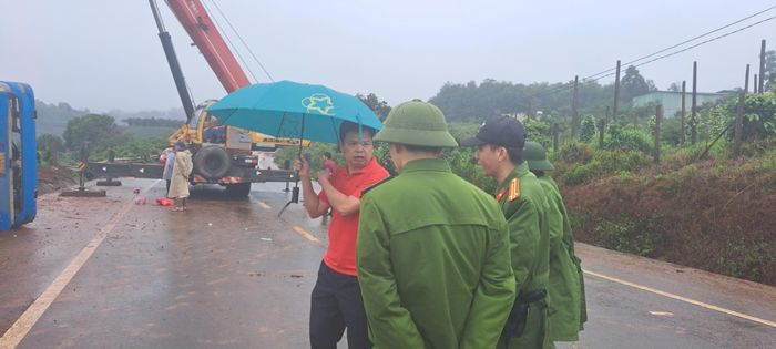 Ông Nguyễn Hữu Quế, Phó Chủ tịch UBND tỉnh Gia Lai (áo đỏ) trực tiếp chỉ đạo xử lý tại hiện trường.