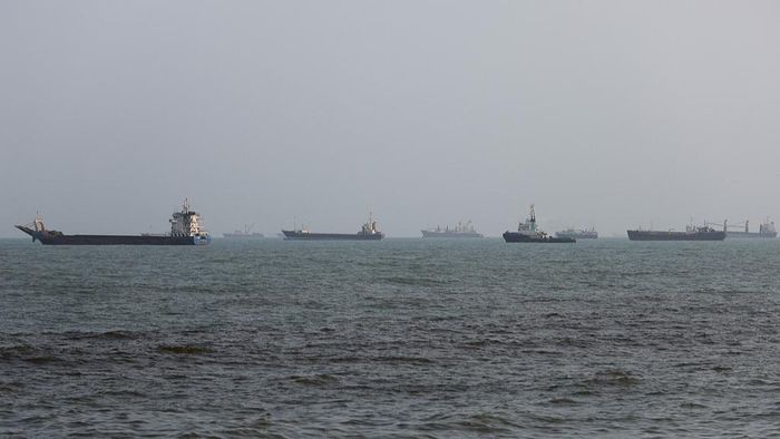 Tàu chở dầu chờ qua eo biển Hormuz. Ảnh: VCG