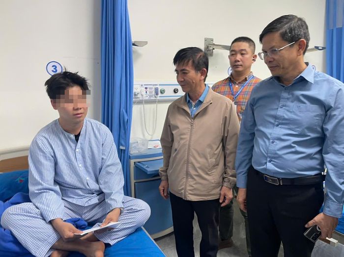 Thăm hỏi bệnh nhân vụ tai nạn