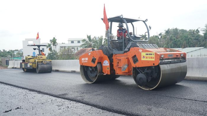  Không khí làm việc khẩn trương trên cầu vượt đường Cách mạng Tháng Tám 