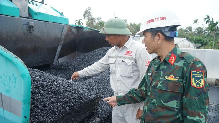  Kiểm tra nhiệt độ bê tông nhựa nóng trước khi thi công 