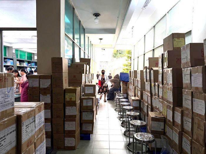 Phụ huynh đến trụ sở NXBGDVN tại TPHCM mua SGK vào sáng 31-8 