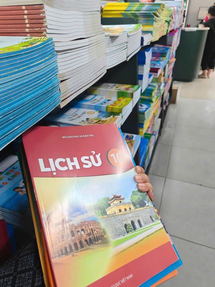  Một phụ huynh mua đủ bộ SGK lớp 10 cho con vào sáng 31-8 