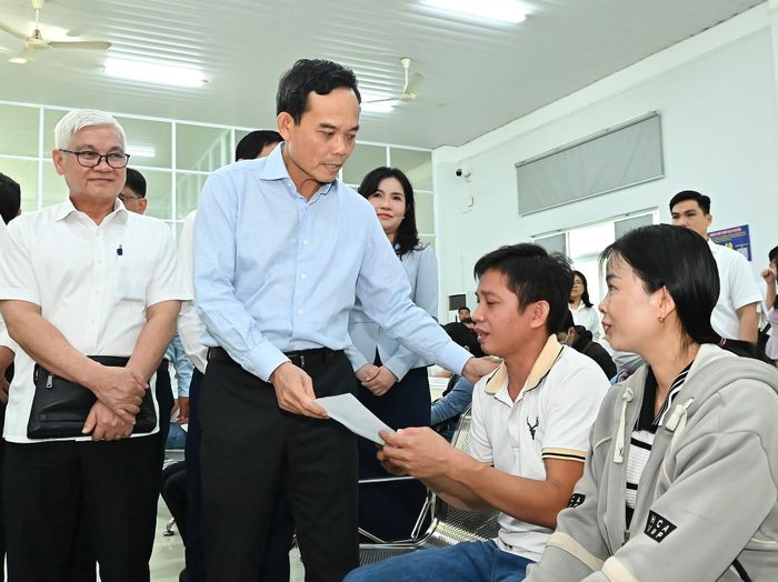 Bí thư Thành ủy TPHCM Trần Lưu Quang thăm hỏi người dân tại Trung tâm Phục vụ hành chính công phường Dĩ An. Ảnh VIỆT DŨNG