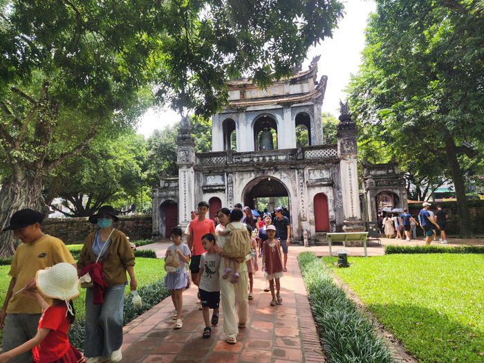  Nhiều gia đình chọn Văn Miếu - Quốc Tử Giám là một trong những điểm đến đặc biệt trong kỳ nghỉ lễ 2-9. Ảnh: THU HÀ 