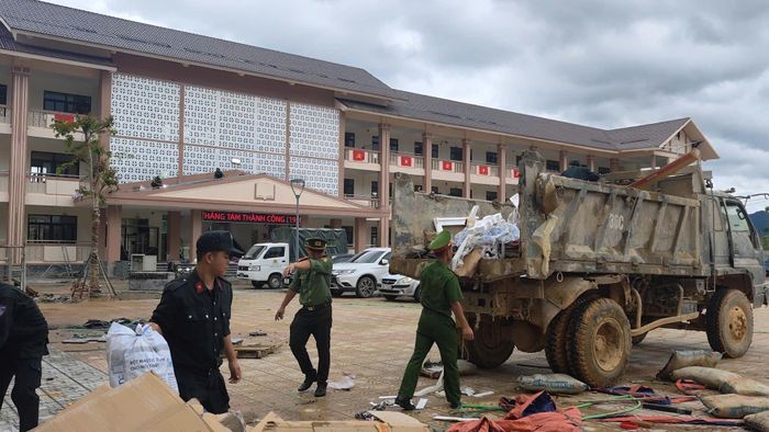 Công an dọn dẹp, vệ sinh trường để kịp năm học mới