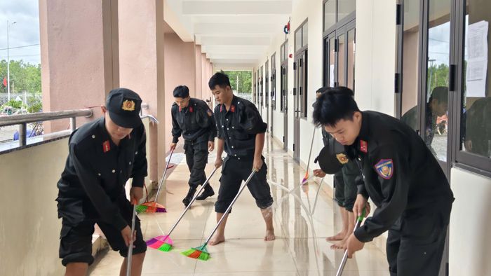 Gần 100 lượt đoàn viên, thanh niên, phối hợp với lực lượng địa phương tổng dọn vệ sinh trường học mới