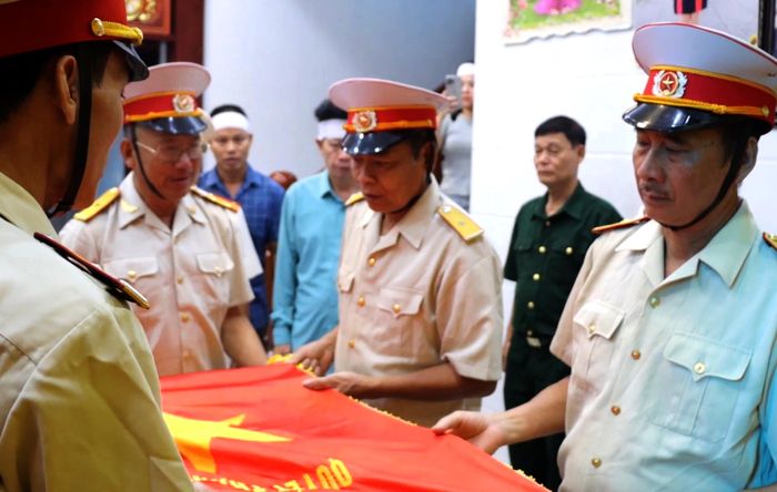  Nghi thức phủ quân kỳ trước lễ truy điệu 