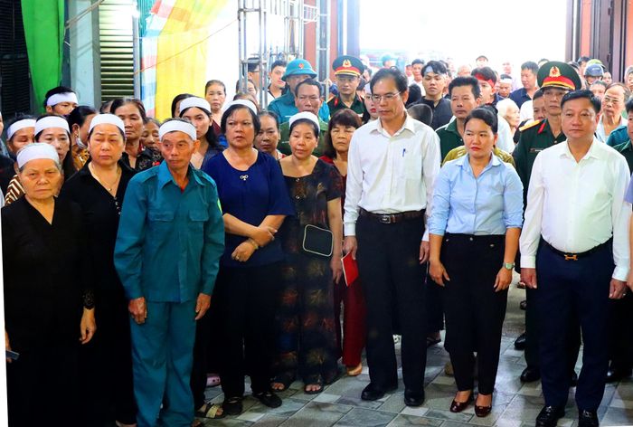  Lãnh đạo xã Đức Thọ, cùng dòng họ, thân nhân làm lễ truy điệu liệt sĩ Trần Quỳnh 