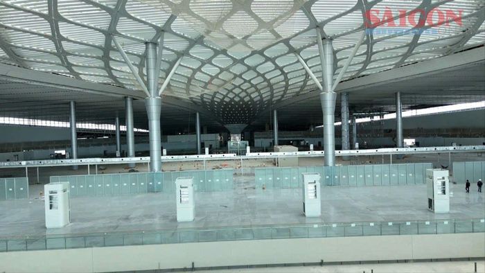 Hệ thống mái lấy sáng nhà ga hình hoa sen đã hoàn thành lắp đặt. Ảnh: XUÂN TRUNG