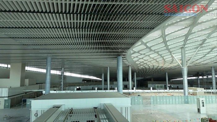 Hệ thống mái nhà ga là một trong những hạng mục thi công phức tạp nhất của sân bay Long Thành. Ảnh: XUÂN TRUNG